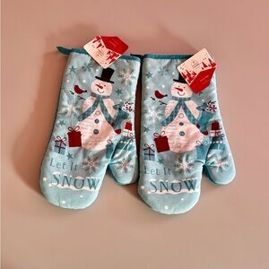 Christmas Snowman oven mitts -Two- Tags on - no flaws- Have not been used.